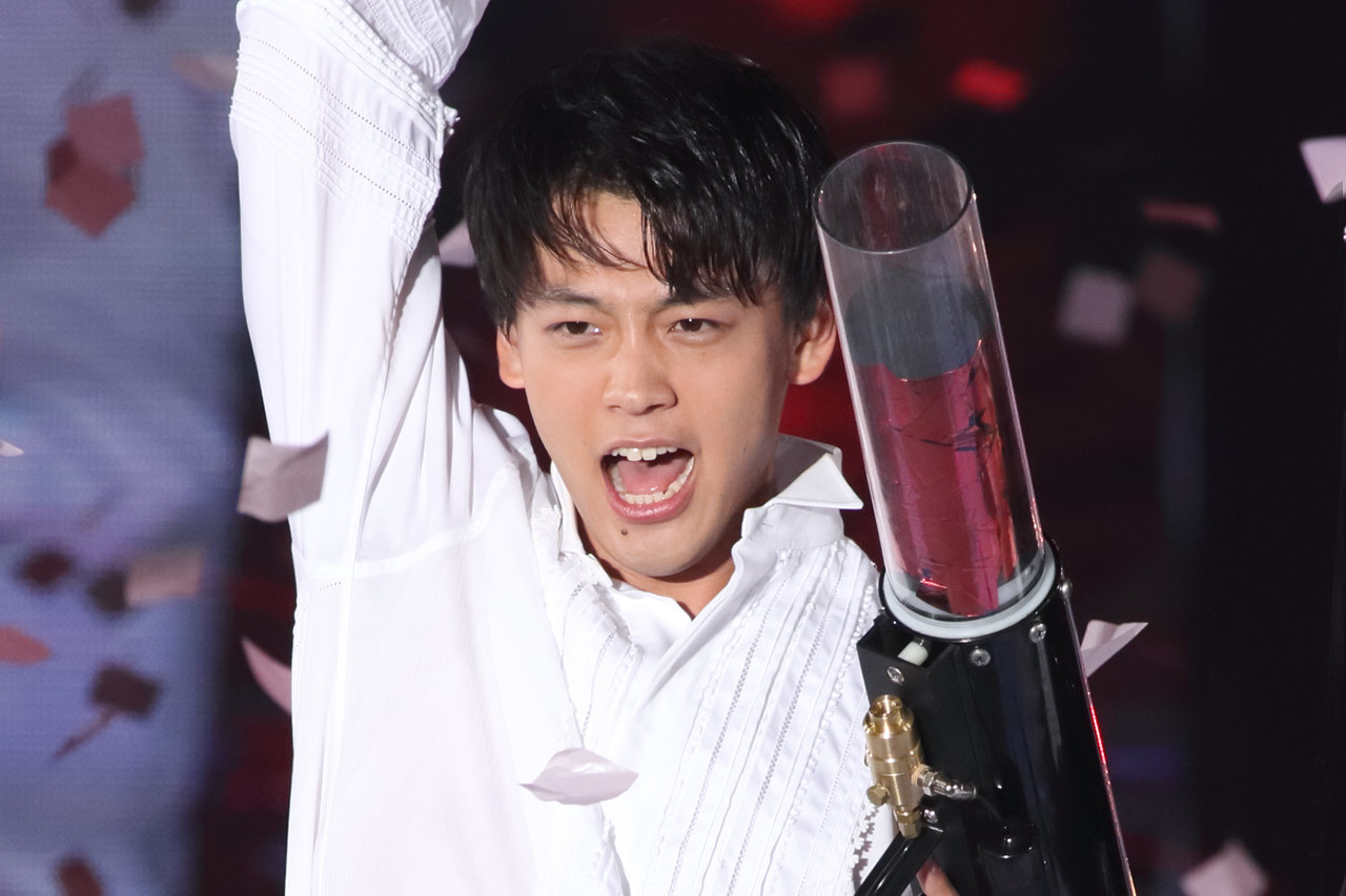 俳優の竹内涼真が9日、自身のTwitterを更新。10月15日から放送が始まる日曜劇場『陸王』(TBS系列)で共演する俳優・和田正人との2ショットを披露し、ファンの間で反響を